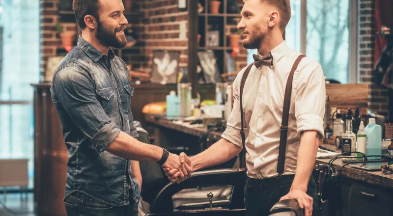 Associer sa chemise avec des bretelles